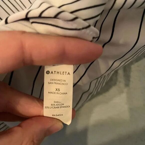 Athleta Swim Women’s Chevron Gray Rash guard Tank Size XS - Picture 3 of 4